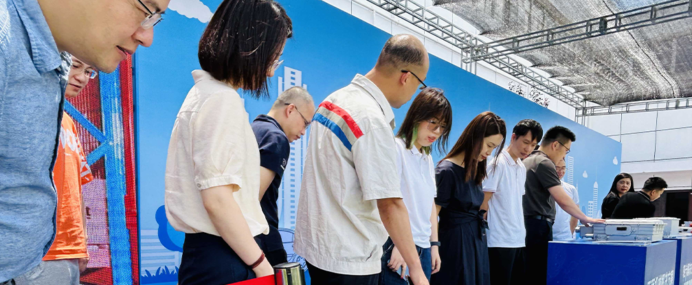 神龙领导参观英威腾电驱展品